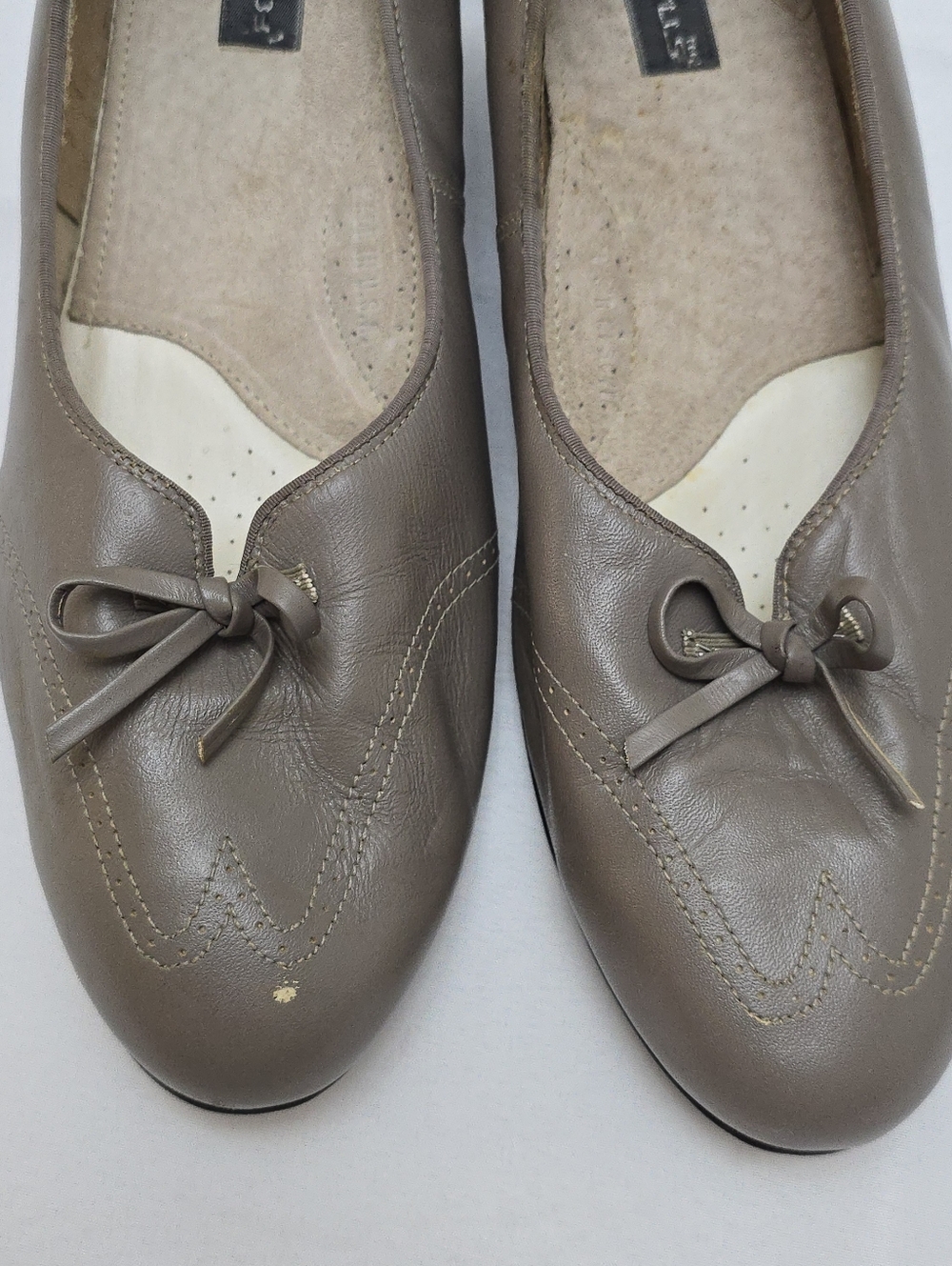 Vintage FootThrills Leather Low Pumps Taupe Grey Bow Wingtip Size 9 2W USA - Picture 8 of 16